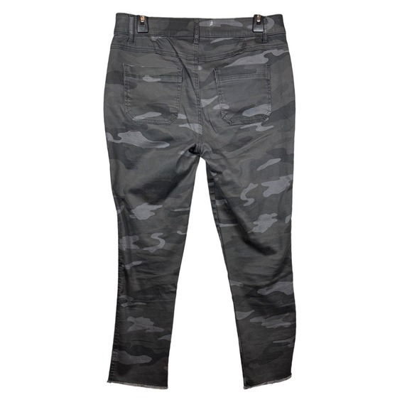 DEMOCRACY Women's High Rise Ankle Length Camo Studded Pants, Black Camo, Size 10 - Picture 6 of 10